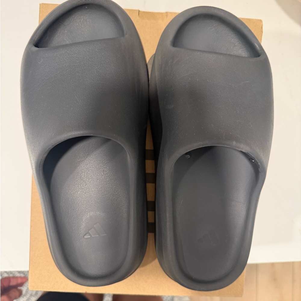 Yeezy slides size 8 dark gray - Picture 3 of 5